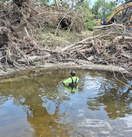 Alfonso Solis interrumpió sus vacaciones para ofrecer asistencia de rescate y rastreo en Kerrville, tras las inundaciones en Texas
