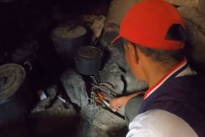 Alfonso utiliza leña de mora y bosta seca de vaca para encender el fuego de su cocina