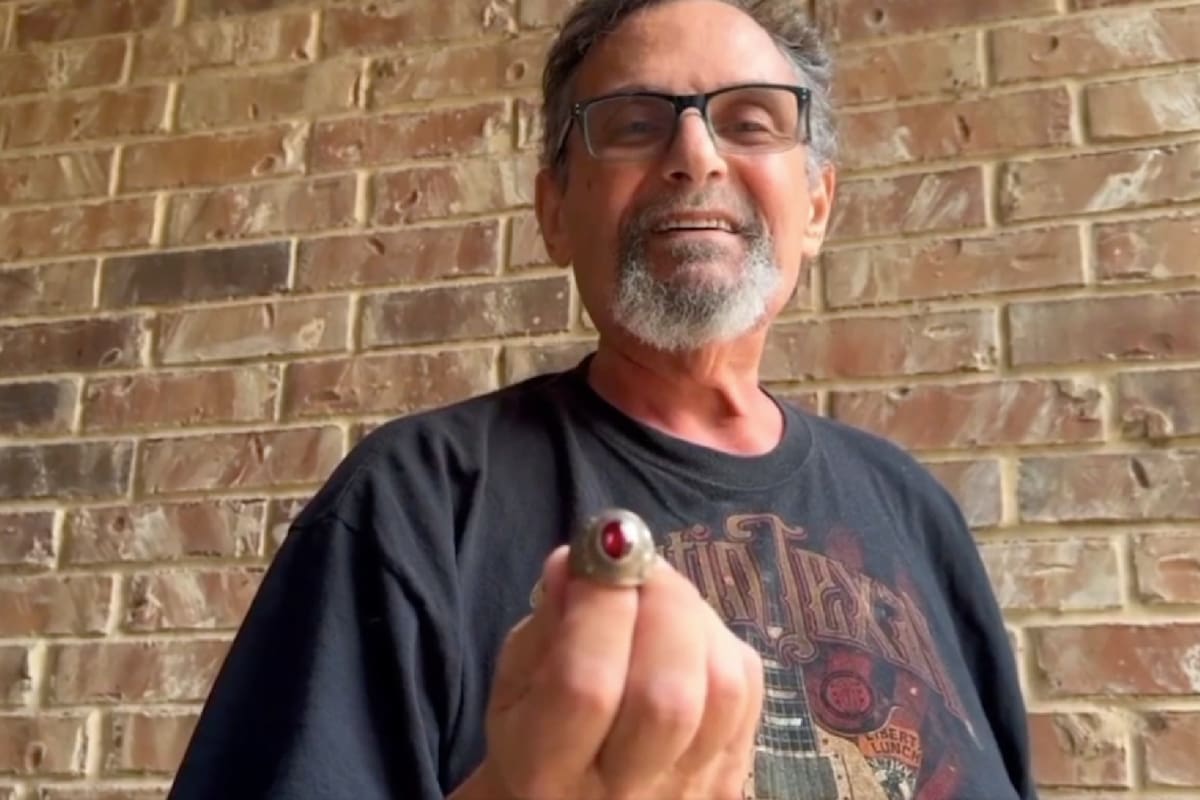 Alfred DiStefano recuperó su anillo perdido durante 56 años gracias a un electricista que lo halló con un detector de metales