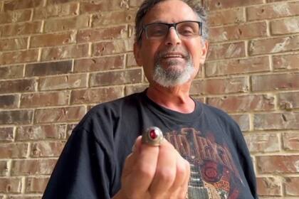 Alfred DiStefano recuperó su anillo perdido durante 56 años gracias a un electricista que lo halló con un detector de metales