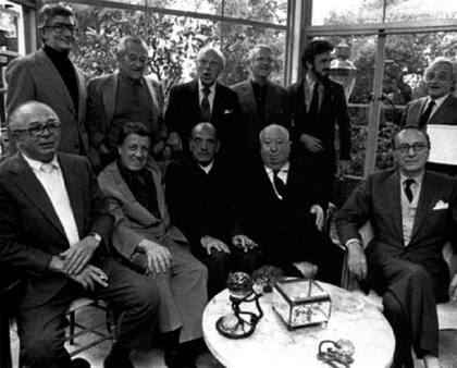 De pie, desde la izquierda, Robert Mulligan, William Wyler, Georges Cukor, Robert Wise, Jean-Claude Carrière y Serge Silberman. Sentados, desde la izquierda, Billy Wilder, Georges Stevens, Luis Buñuel, Alfred Hitchcock y Rouben Mamoulian, en una cena organizada por Cukor en 1972