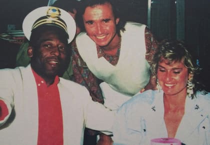 Alfredo Etchegaray junto a Pelé, en una noche de fiesta en Uruguay