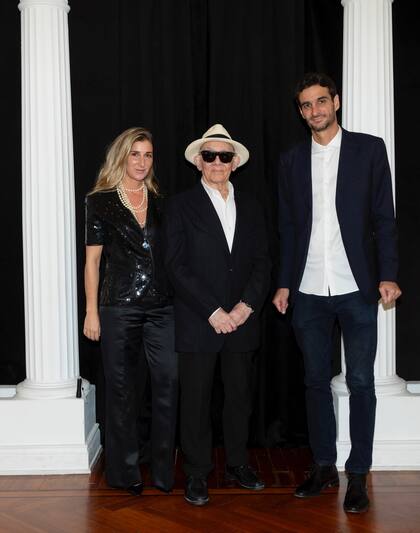 Alfredo Arias junto a los galeristas Amparo y Teo Díscoli