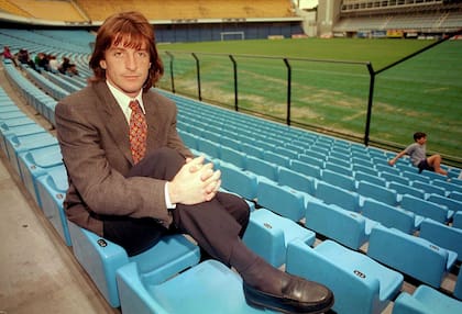 Alfredo Berti en la Bombonera, en 1997, cuando Boca lo sumó junto con Palermo y Guillermo, entre otros, en tiempos del "Bambino" Veira como entrenador; una lesión terminaría su carrera