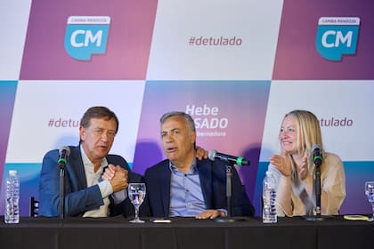Alfredo Cornejo, candidato a gobernador por Cambia Mendoza, cerró hoy su campaña electoral. Lo hizo acompañado por Hebe Casado, candidata a vice gobernadora y el gobernador de Mendoza, Rodolfo Suárez