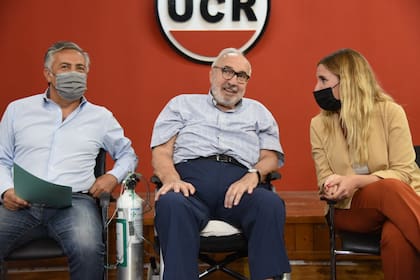 Alfredo Cornejo, Daniel Ostropolsky y Jimena Latorre durante la presentación del proyecto de "buena muerte".