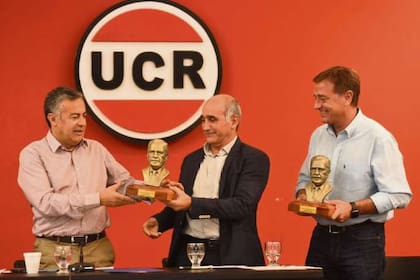 Alfredo Cornejo, Daniel Salvador y Roberto Suárez, ayer, en Mendoza