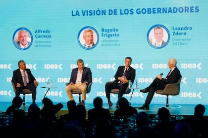 Alfredo Cornejo, gobernador de Mendoza; Rogelio Frigerio, gobernador de Entre Ríos y Leandro Zdero, Gobernador del Chaco, en el Coloquio de IDEA