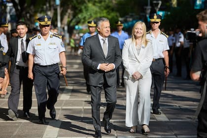 Alfredo Cornejo junto a Hebe Casado, su vicegobernadora, el día de su asunción en diciembre pasado en la Legislatura de Mendoza