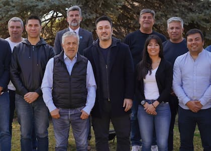 Alfredo Cornejo junto a Luis Petri y los candidatos oficialistas en Mendoza