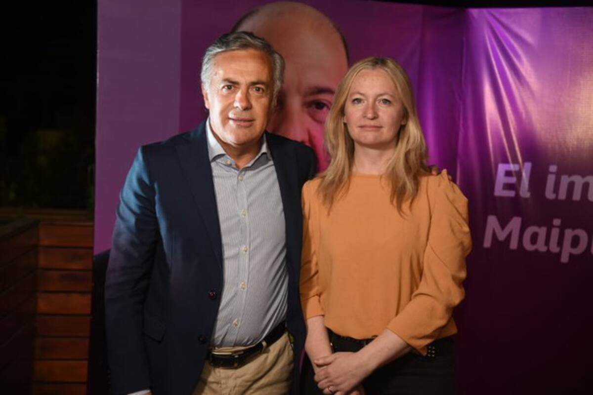 Alfredo Cornejo junto a su compañera de fórmula, Hebe Casado