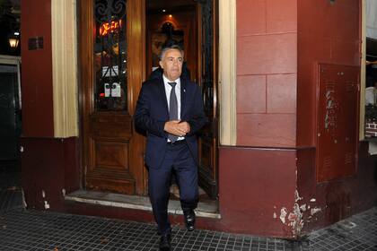Alfredo Cornejo, titular de la UCR, dialoga seguido con el economista
