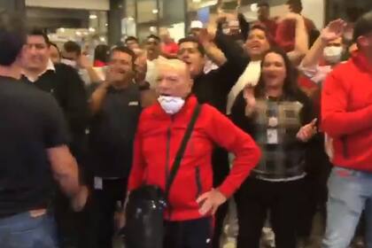 Alfredo Coto, con barbijo, durante la protesta