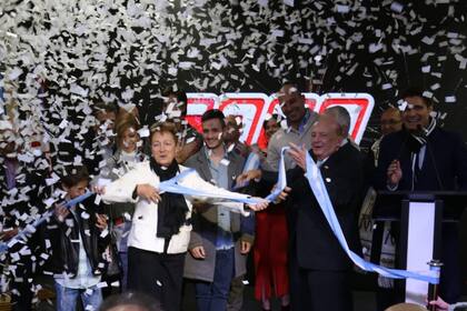 Alfredo Coto en la inauguración de un nuevo supermercado en Quilmes