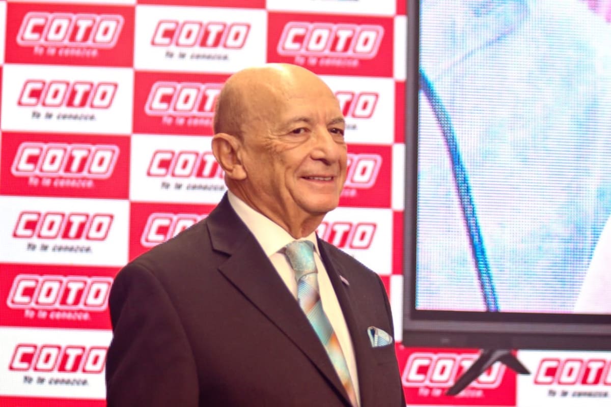 Alfredo Coto, en la inauguración de un nuevo local en Quilmes