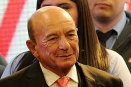 Alfredo Coto, el dueño de la mayor cadena de supermercados de capitales argentinos, presentó en las últimas horas una oferta "muy agresiva" para quedarse con Walmart Argentina