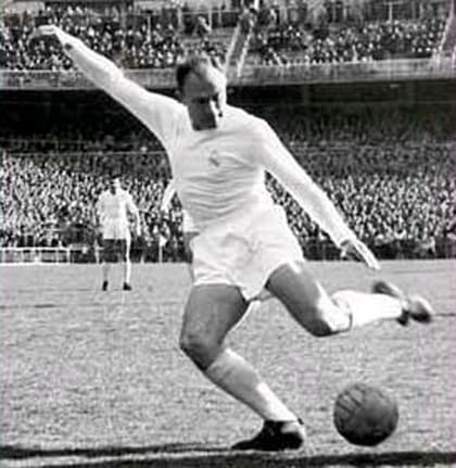 La estampa inconfundible de Alfredo Di Stéfano, con la camiseta de Real Madrid