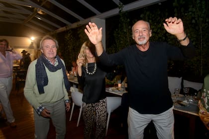 Alfredo Etchegaray y Ricardo Glassman, dos de los amigos de siempre de Pancho Dotto en esta fiesta que celebra la vuelta del exmánager de modelos a su casa de Punta del Este.