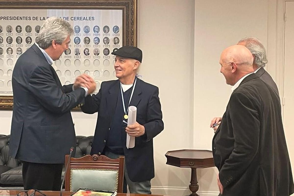 Alfredo Gabriel Cirilo, saludado por el presidente de la Bolsa de Cereales de Buenos Aires, José Martins