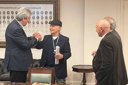 Alfredo Gabriel Cirilo, saludado por el presidente de la Bolsa de Cereales de Buenos Aires, José Martins