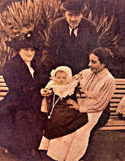Alfredo Jose Giesso, su mujer María Emilia Pignone, Alfredo Fernando Giesso (de bebé) y su niñera Rita