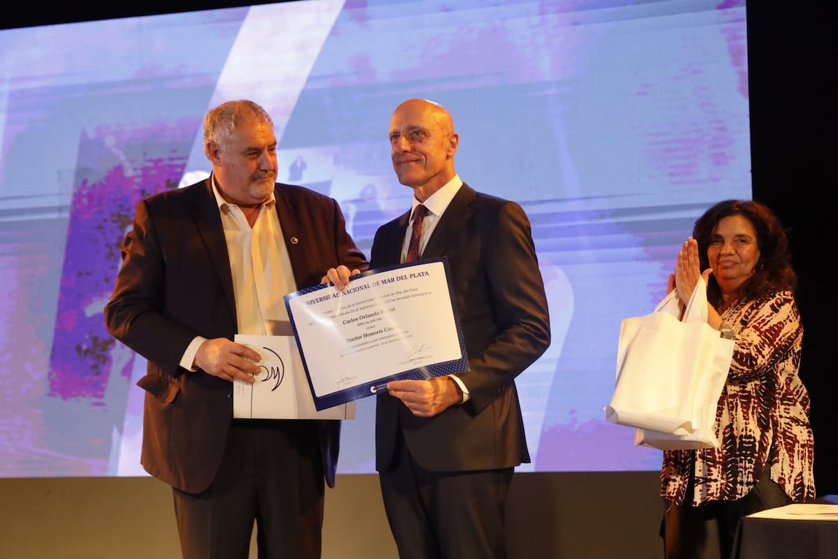 Alfredo Lazzeretti, rector de la Universidad de Mar del Plata, entregó el doctorado Honoris Causa a Carlos Pagni