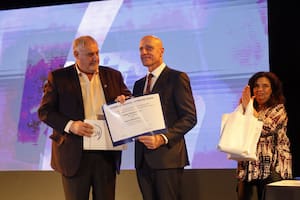 Alfredo Lazzeretti, rector de la Universidad de Mar del Plata, entregó el doctorado Honoris Causa a Carlos Pagni