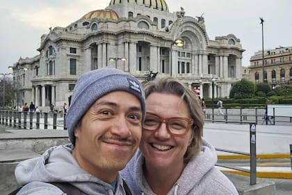 Alfredo Linares y su esposa Reagan Klein se mudaron a México ante las oleadas de deportaciones (IG @chefkasz)