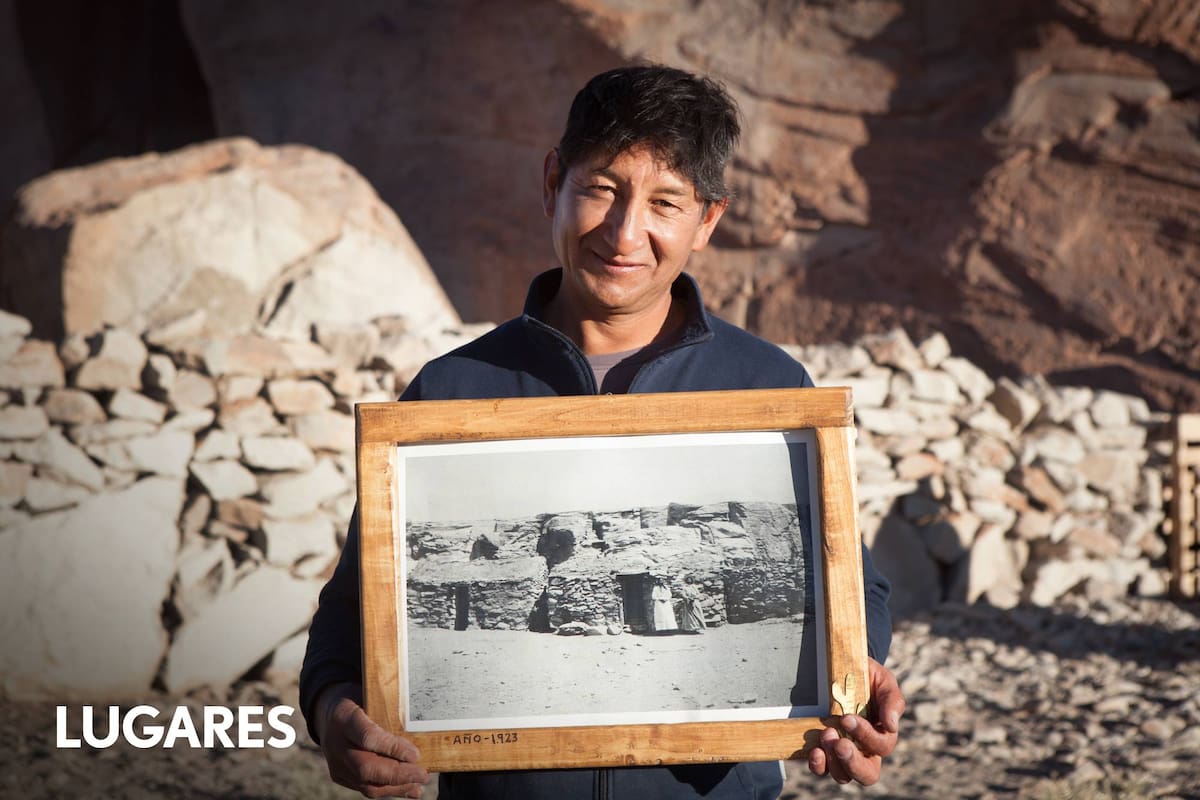 Alfredo Morales y la foto de sus abuelas tomada en 1923.