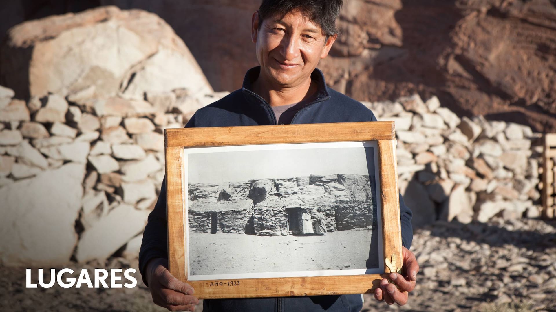Alfredo Morales y la foto de sus abuelas tomada en 1923.
