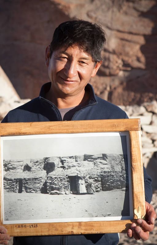 Alfredo Morales y la foto de sus abuelas tomada en 1923.