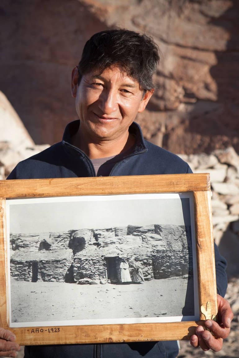 Alfredo Morales y la foto de sus abuelas tomada en 1923.
