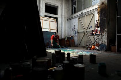 Alfredo Prior en 2020, trabajando en su taller para una nueva muestra
