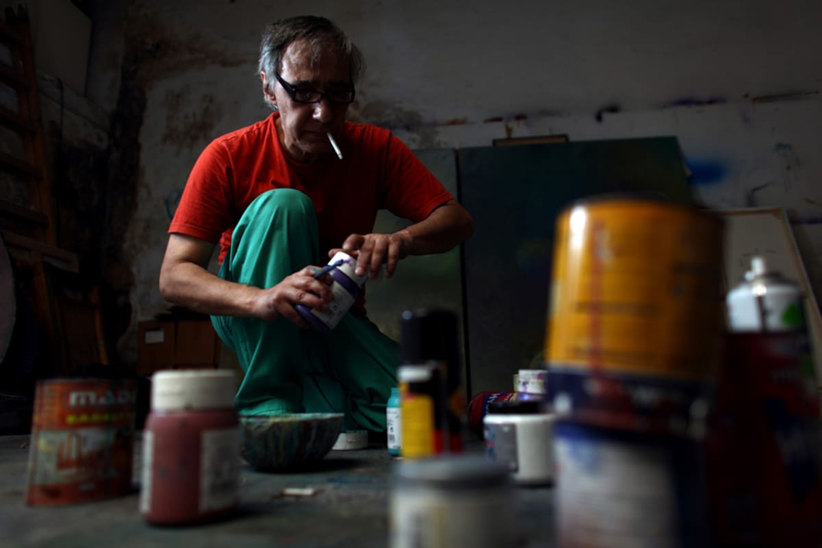 Alfredo Prior trabaja en su taller prepparando su nueva muestra