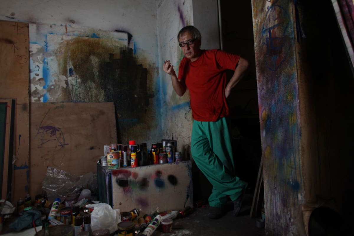 Alfredo Prior trabaja en su taller prepparando su nueva muestra