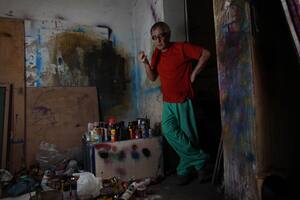 Alfredo Prior trabaja en su taller prepparando su nueva muestra