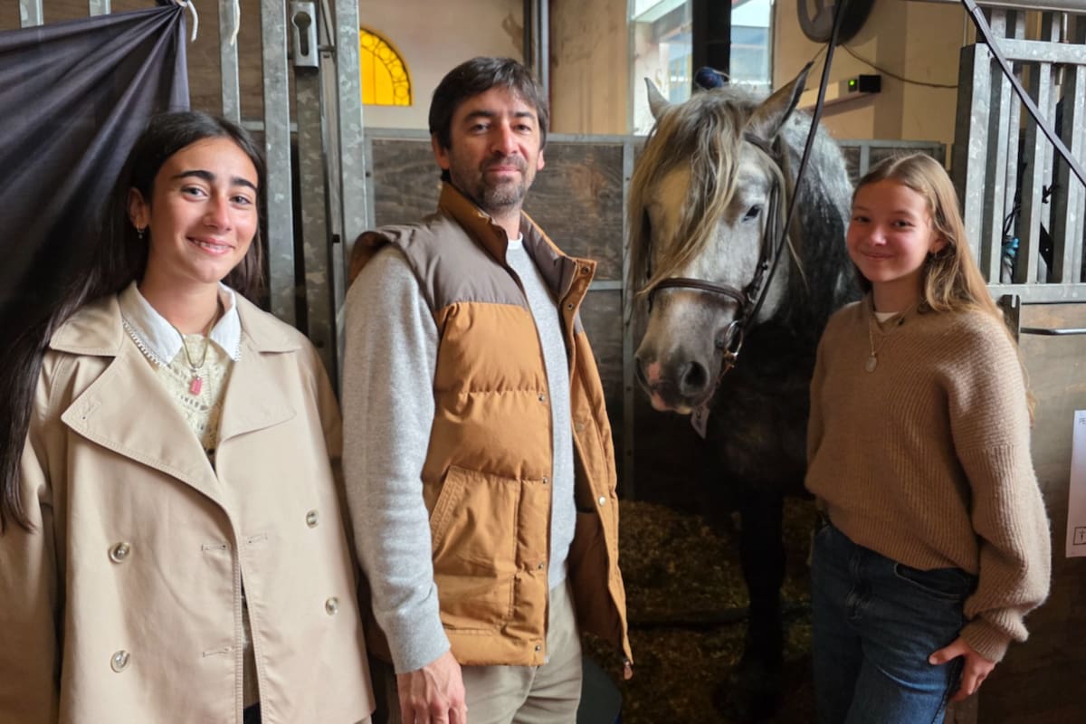 Alfredo Sayus, con su sobrina Delfina Spaletra, a la izquierda, y su hija Martina, a la derecha