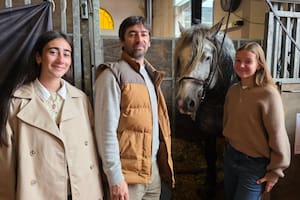 Tiene caballos de hasta una tonelada, heredó la pasión de su padre y ahora la transmite a su hija
