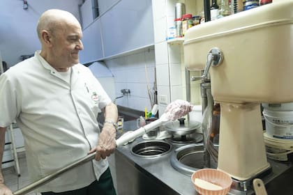 Alfredo sigue preparando el helado