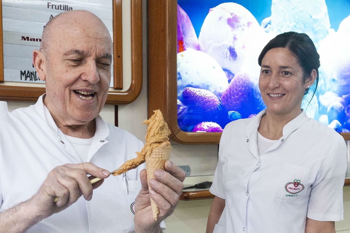 Alfredo y Mirella atienden la heladería