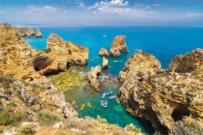 Algarve es la base del país que bordea la costa. Una franja que llega hasta el ángulo donde termina el continente europeo