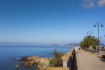 Alghero, en la costa noroeste de Cerdeña, es una de las pocas ciudades italianas que ha conservado casi todas sus antiguas murallas intactas.