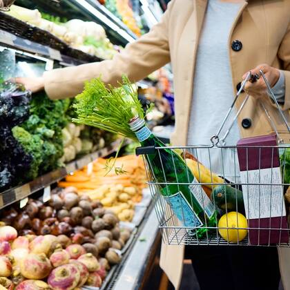 Algo común en varios países es que los hogares desperdician mucha comida, perdiendo recursos económicos que podrían ser aprovechados.