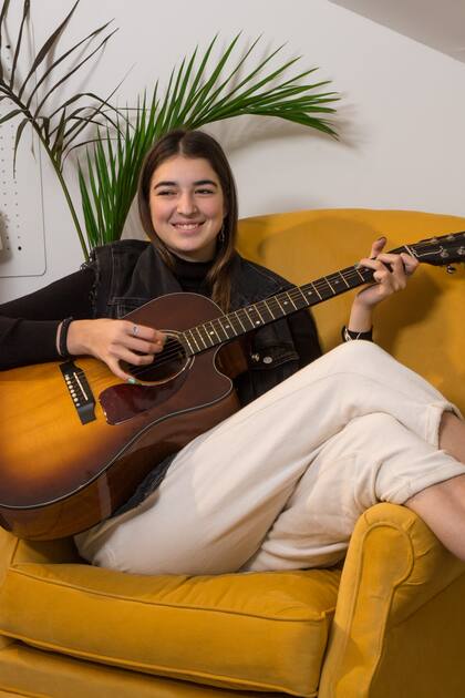 Algo nerviosa por la sesión de fotos, Margarita decidió relajarse con su guitarra y cantó "Juntos a la par".