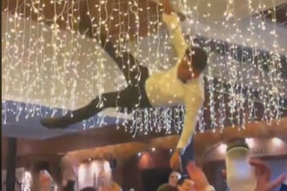 Algo salió mal: levantaron en andas al novio en plena boda, pero un error de cálculo hizo que casi termine en tragedia