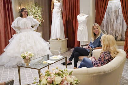 Amy se prueba el vestido de novia