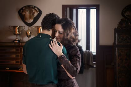 Cecilia Suárez vuelve a trabajar con Manolo Caro en Alguien tiene que morir, una miniserie ambientada en la España bajo el franquismo, ya disponible en Netflix
