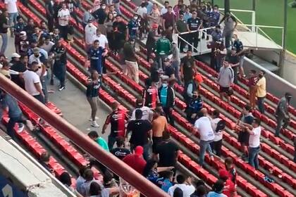 Alguien trata de calmar los ánimos, pero no alcanza; la batahola desmadró todo.