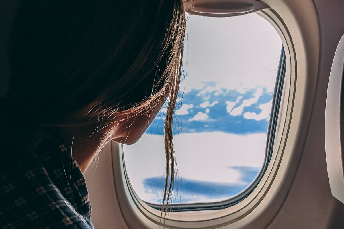 ¿Alguna vez miraste por la ventanilla de un avión y te preguntaste por qué tiene forma redonda?