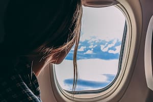 ¿Alguna vez miraste por la ventanilla de un avión y te preguntaste por qué tiene forma redonda?